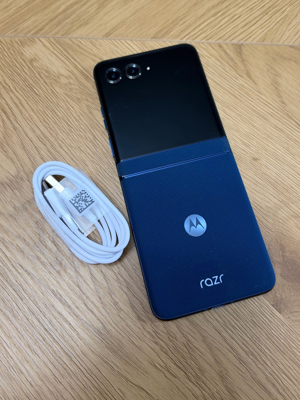 Motorola razr Foldable Phone - Navy